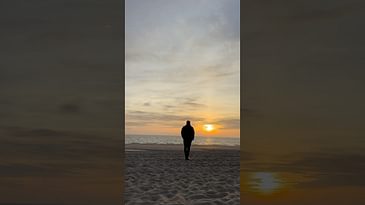 Walk into the Sunset. Ein Spaziergang am Strand von Sylt der Sonne entgegen. 🌞 #sunset #beach