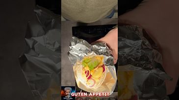 Birk steht in der Küche und verbrennt sich am Ende die Finger auf der heißen Herdplatte. #kochen