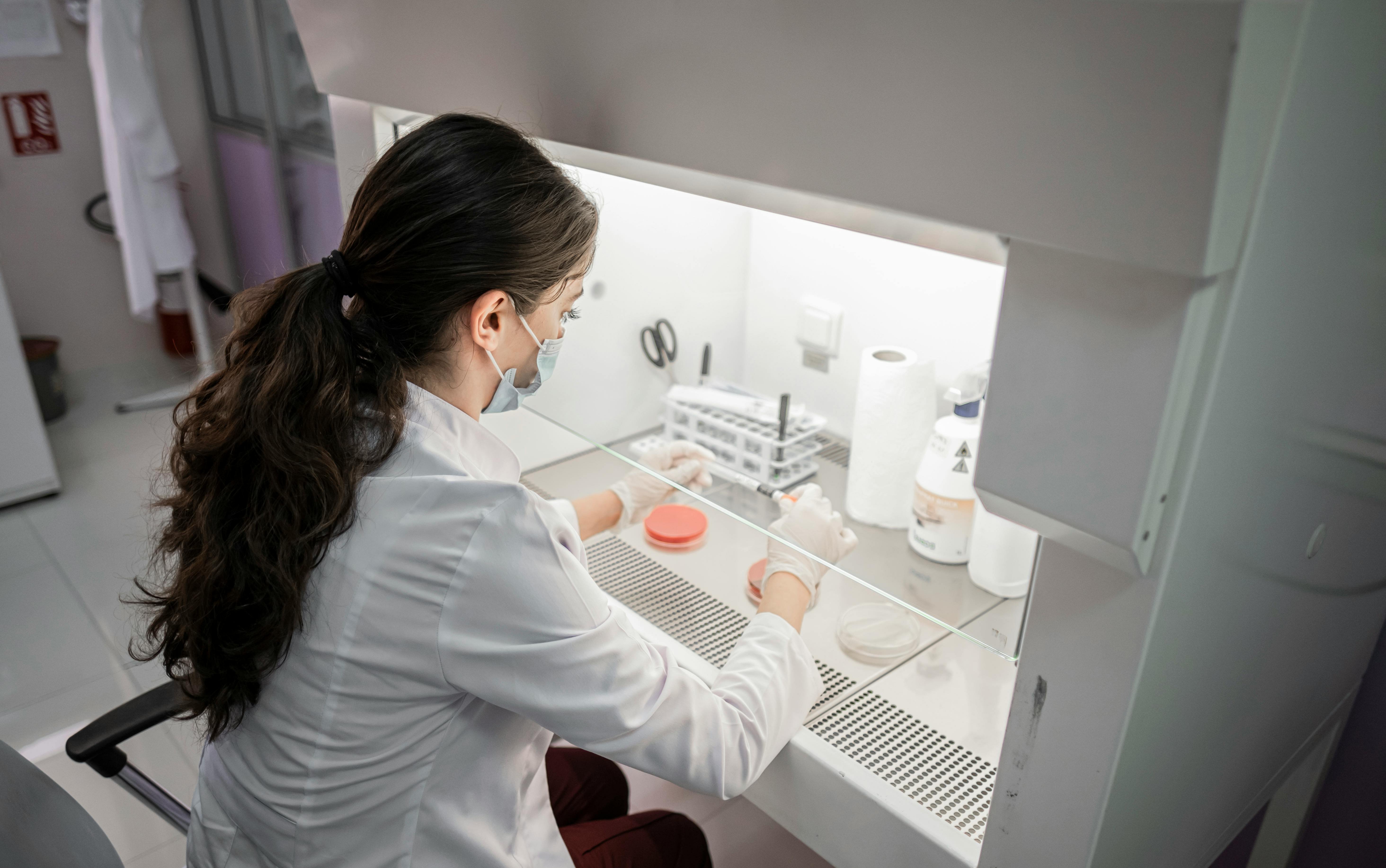 Doctor in a lab doing clinical trials
