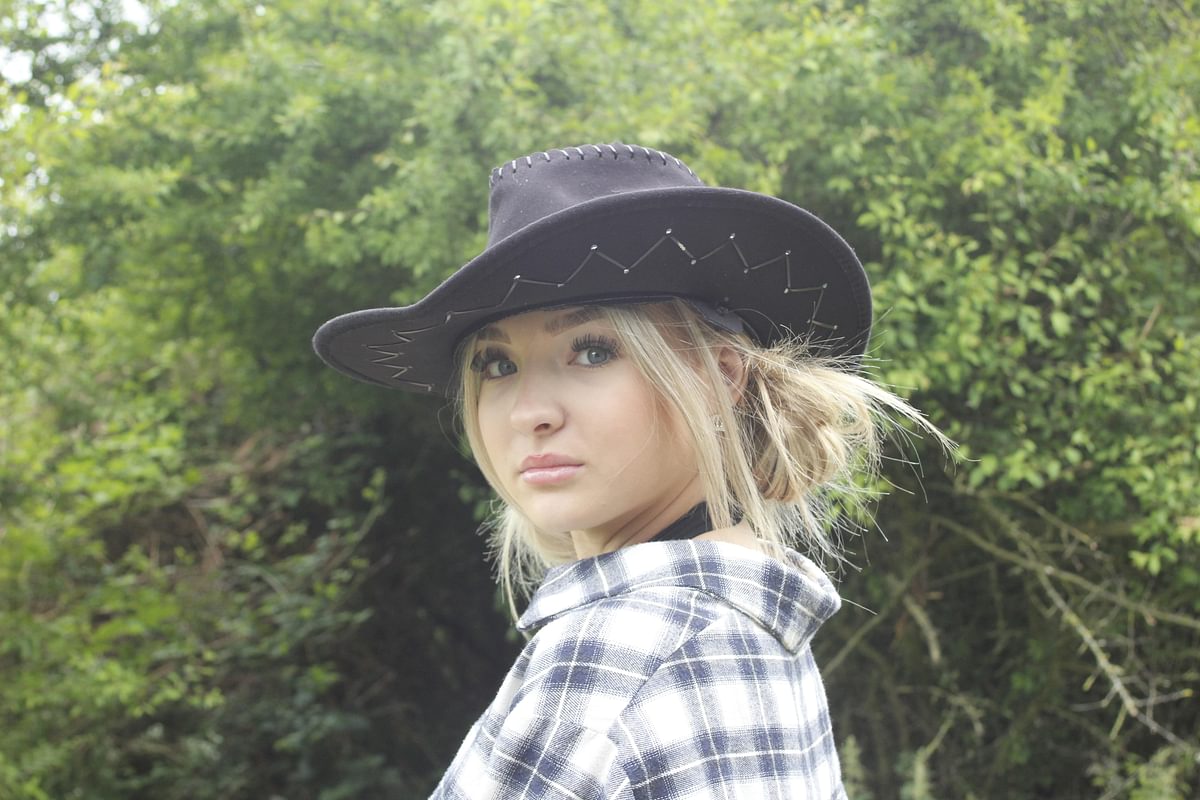 British Country Singer Olivia Lynn