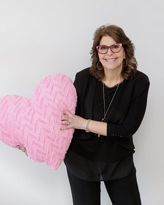Debbie R Weiss