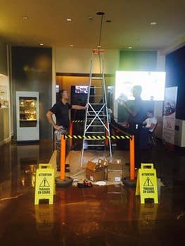 Французские электрики меняют лампочку.jpg