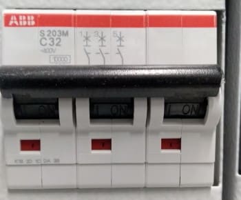 Вводной автомат на этаже.jpg