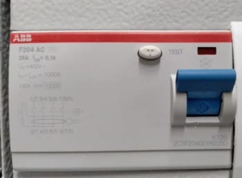 УЗО в этажном щитке.jpg